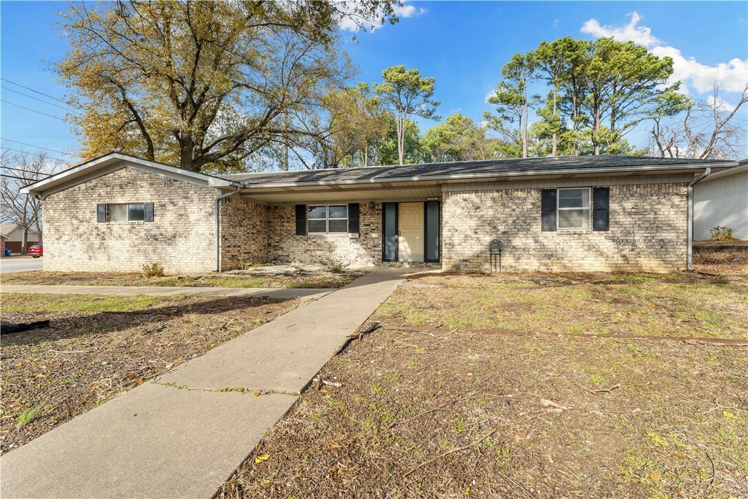 Property Photo:  1101 NE 2nd Street  AR 72712 