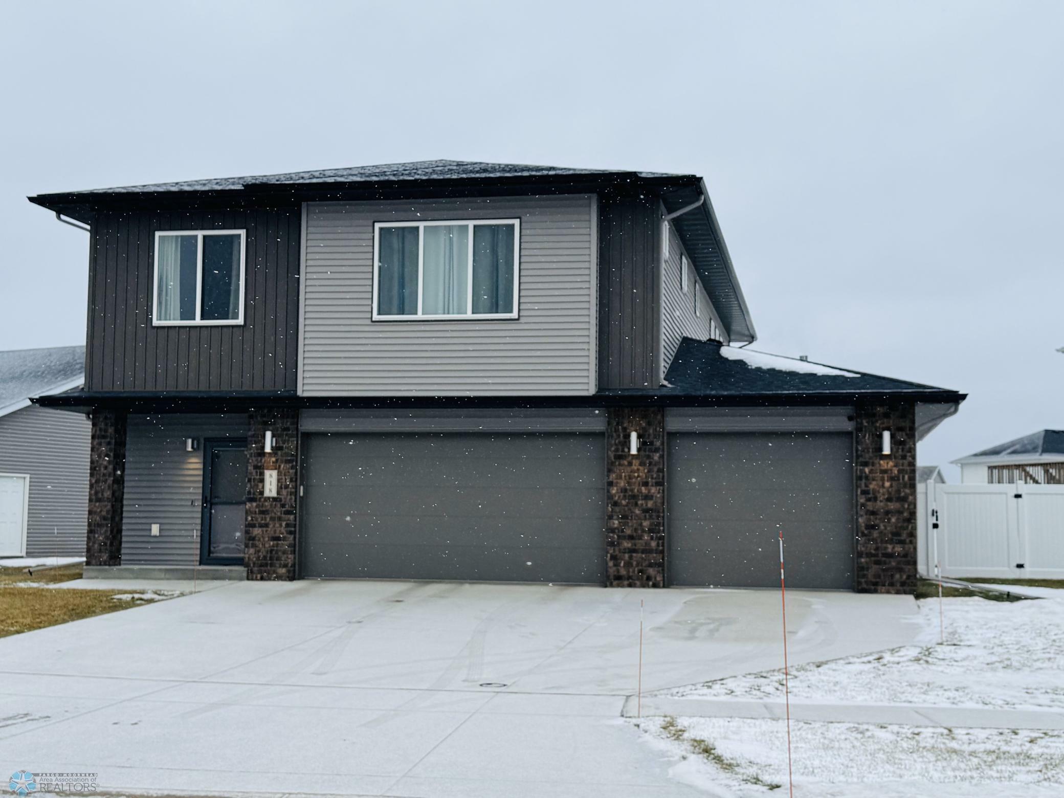 Property Photo:  818 Albert Drive W  ND 58078 