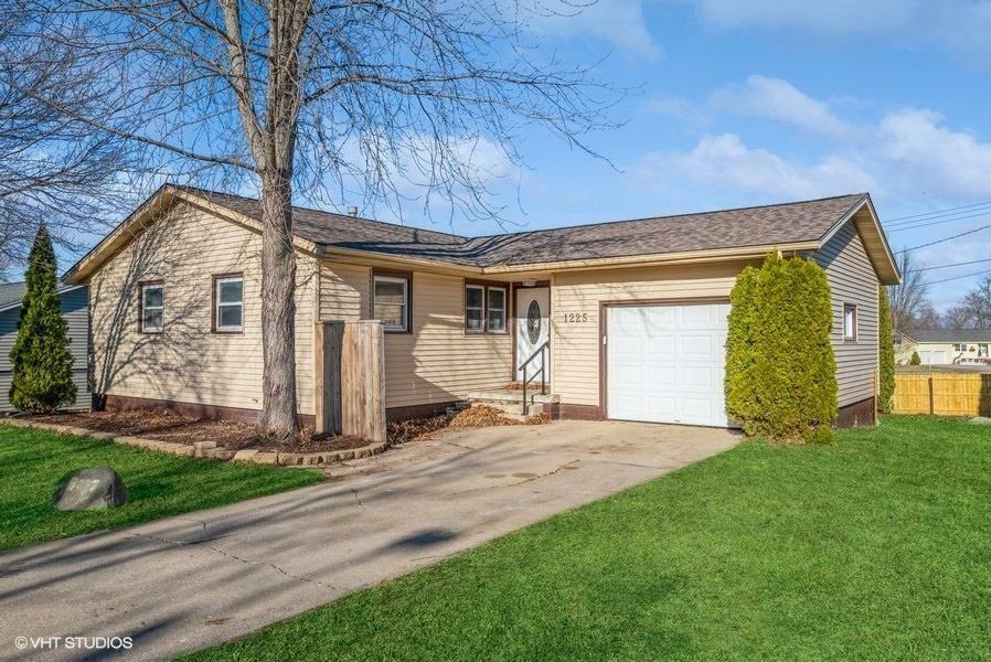 Property Photo:  1225 Elm Street  IA 50662 