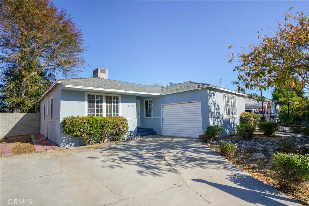 Property Photo: 19113 Archwood Street CA 91335