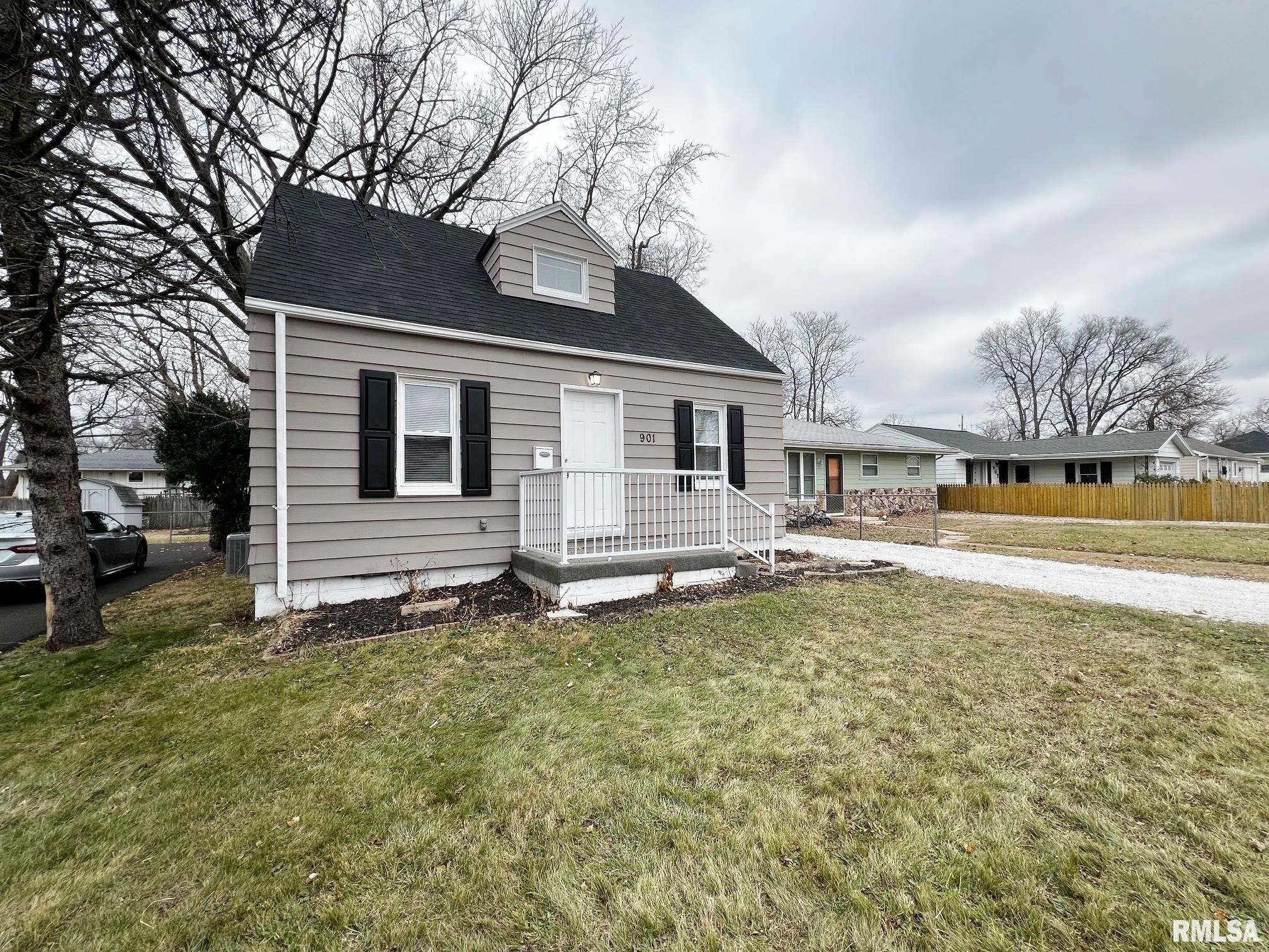 Property Photo:  901 E Tripp Avenue  IL 61603 