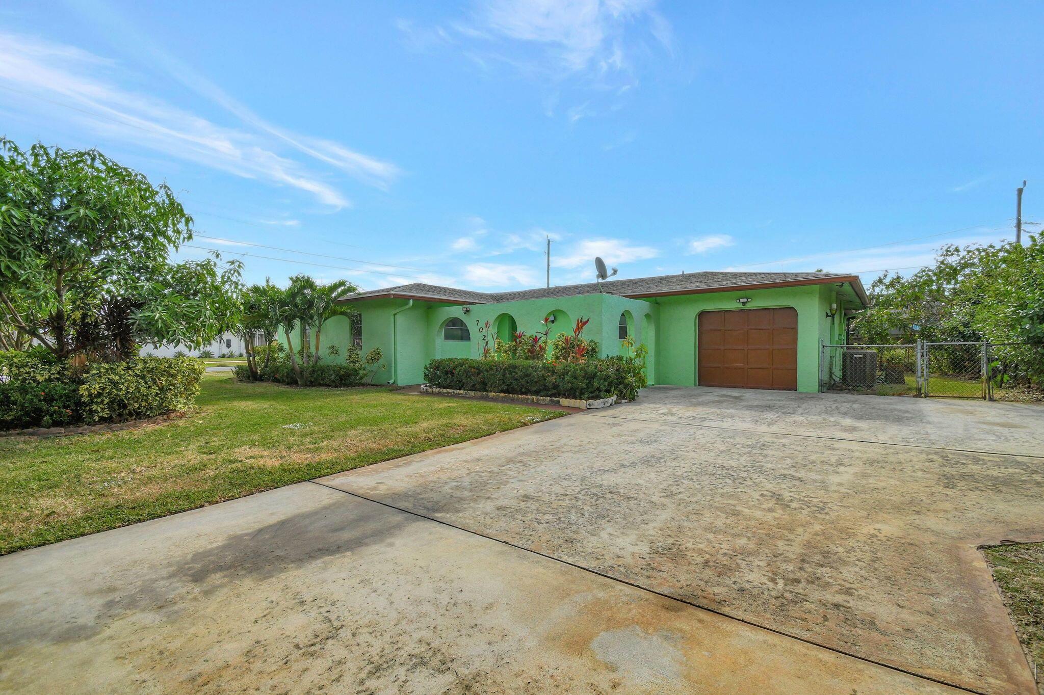 Property Photo:  702 SW 23rd Terrace  FL 33435 