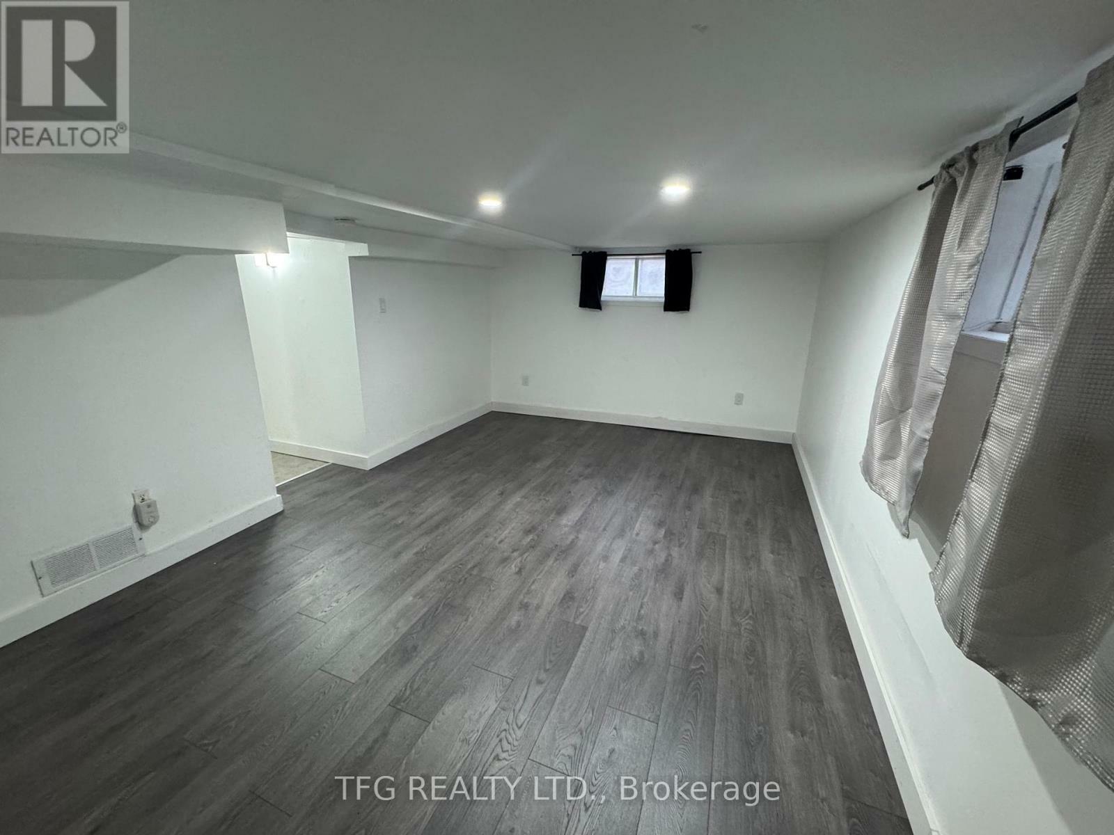 Property Photo:  156 Adelaide Avenue East 3  ON L1G 1Z3 