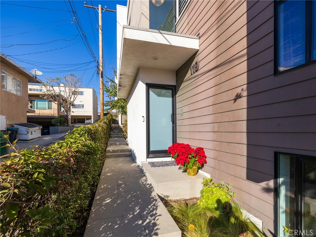 Property Photo:  119 E Walnut Avenue  CA 90245 