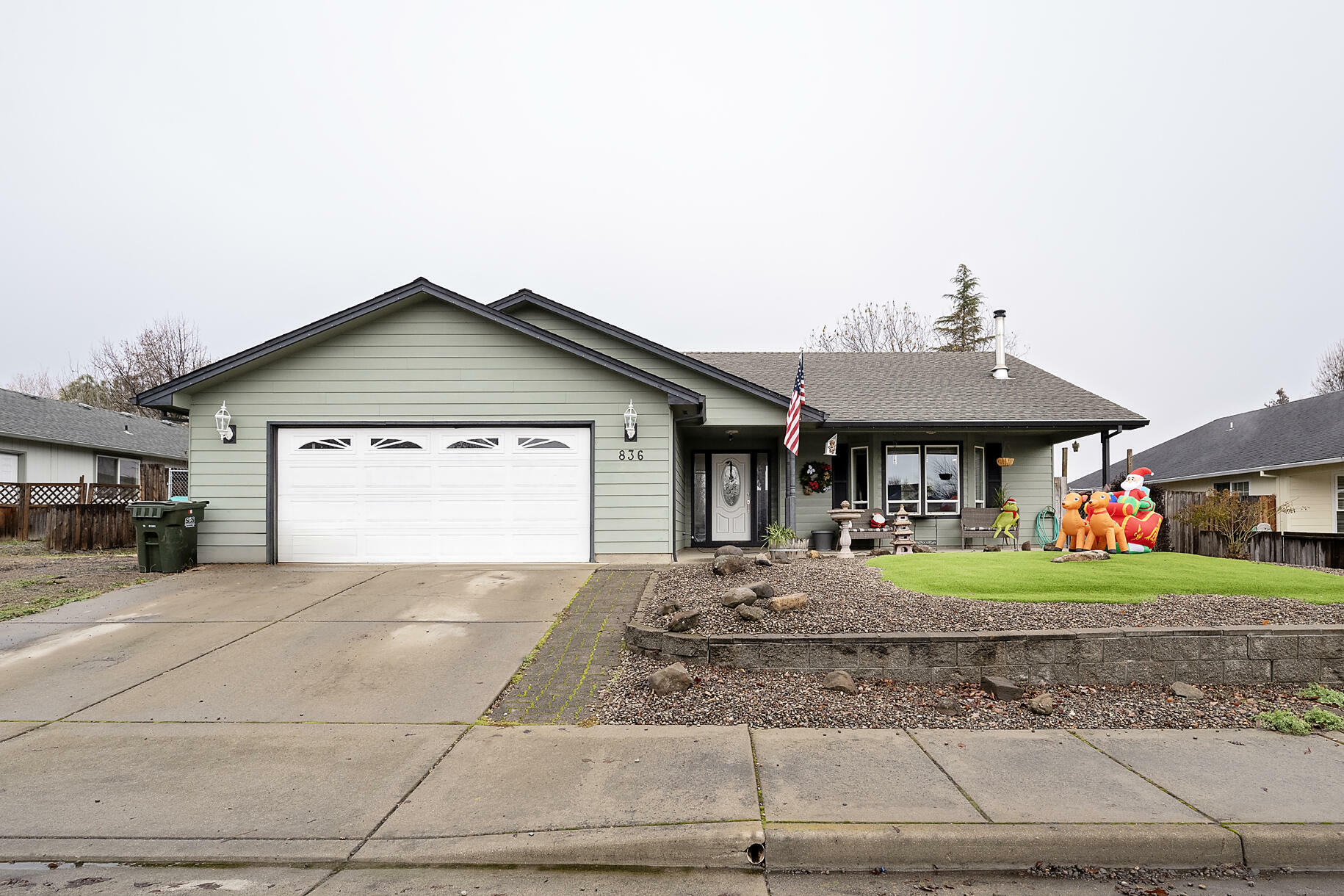 Property Photo:  836 Ridgeview Drive  OR 97524 