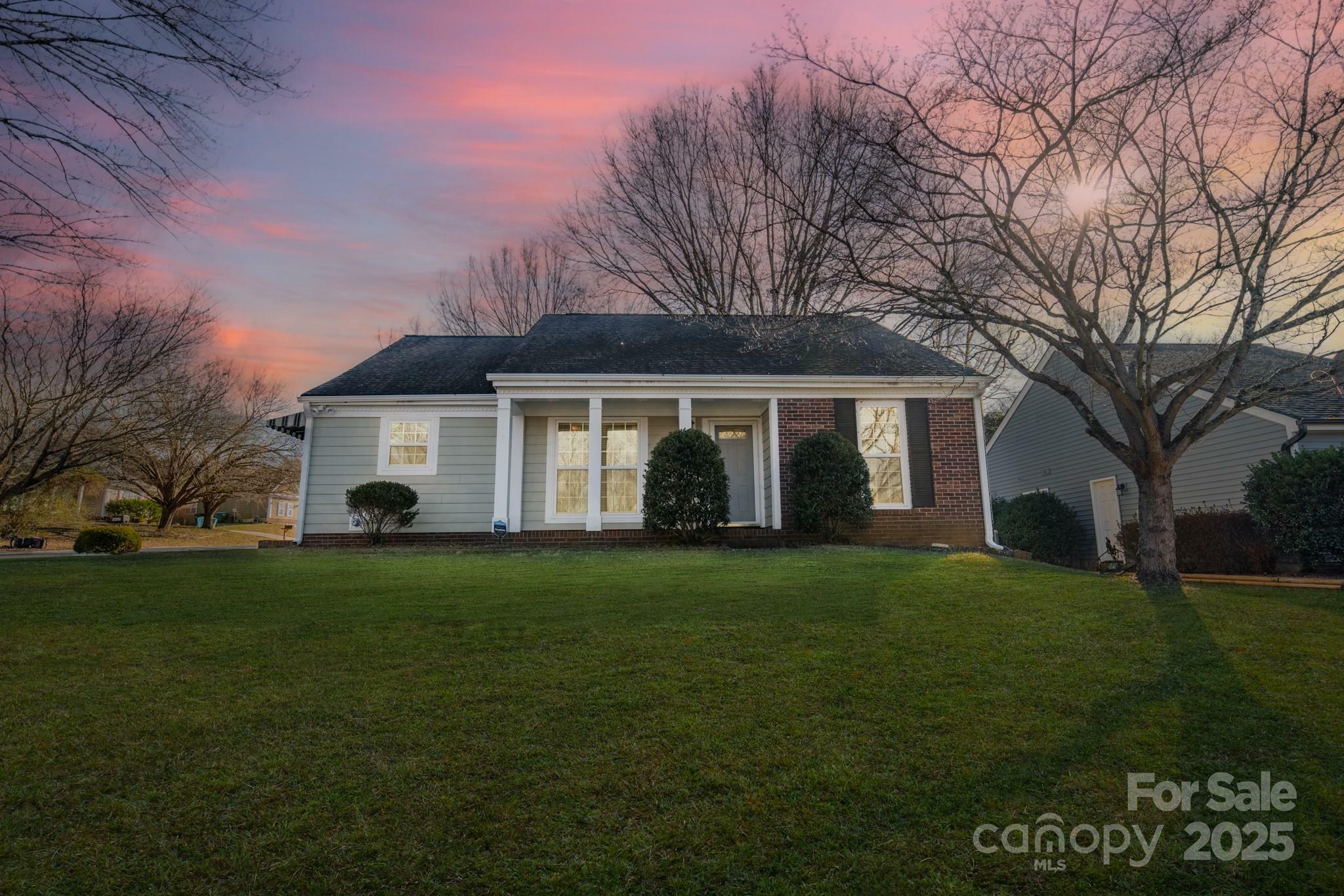 Property Photo:  1607 English Knoll Drive  NC 28105 