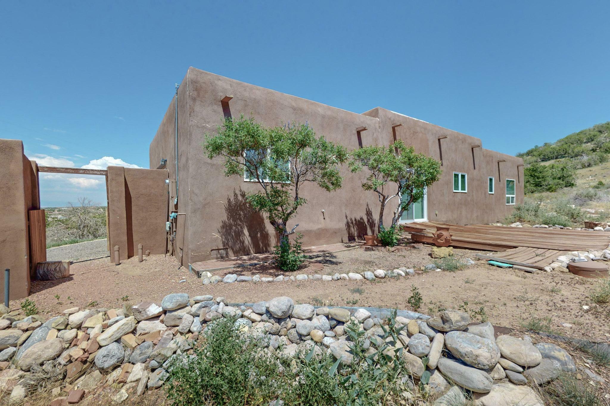 Property Photo:  16 Camino De La Vina Vieja  NM 87043 