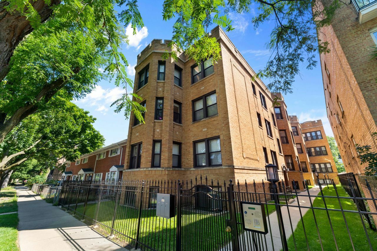 Property Photo:  6225 N Hermitage Avenue 3E  IL 60660 