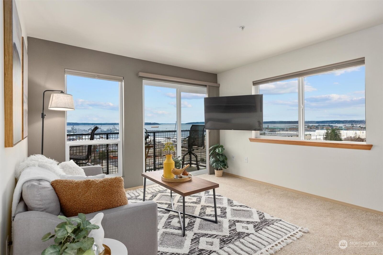 Property Photo:  2818  Grand Avenue B612  WA 98201 