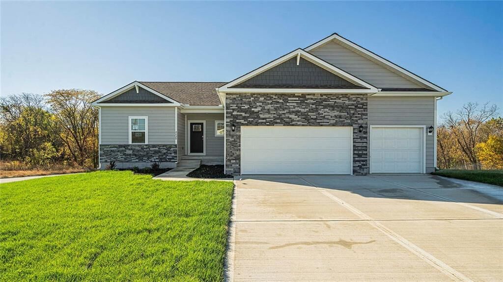 Property Photo: 4907 NW 141st Street MO 64079