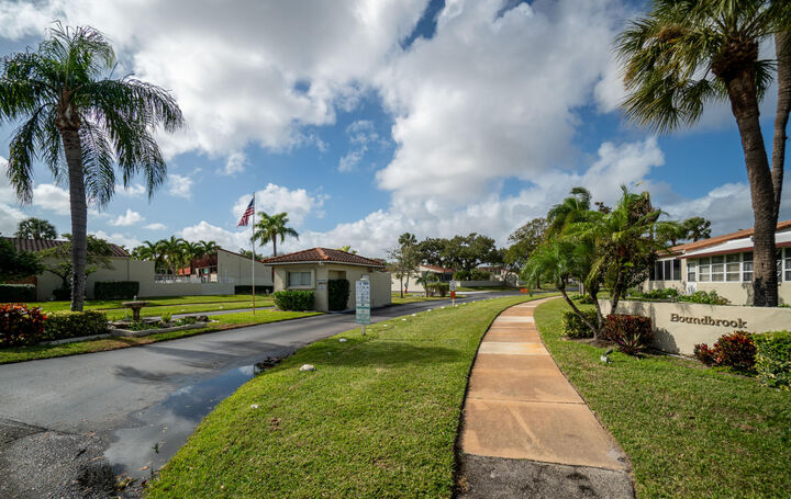 Property Photo:  2528 Boundbrook Drive S 208  FL 33406 
