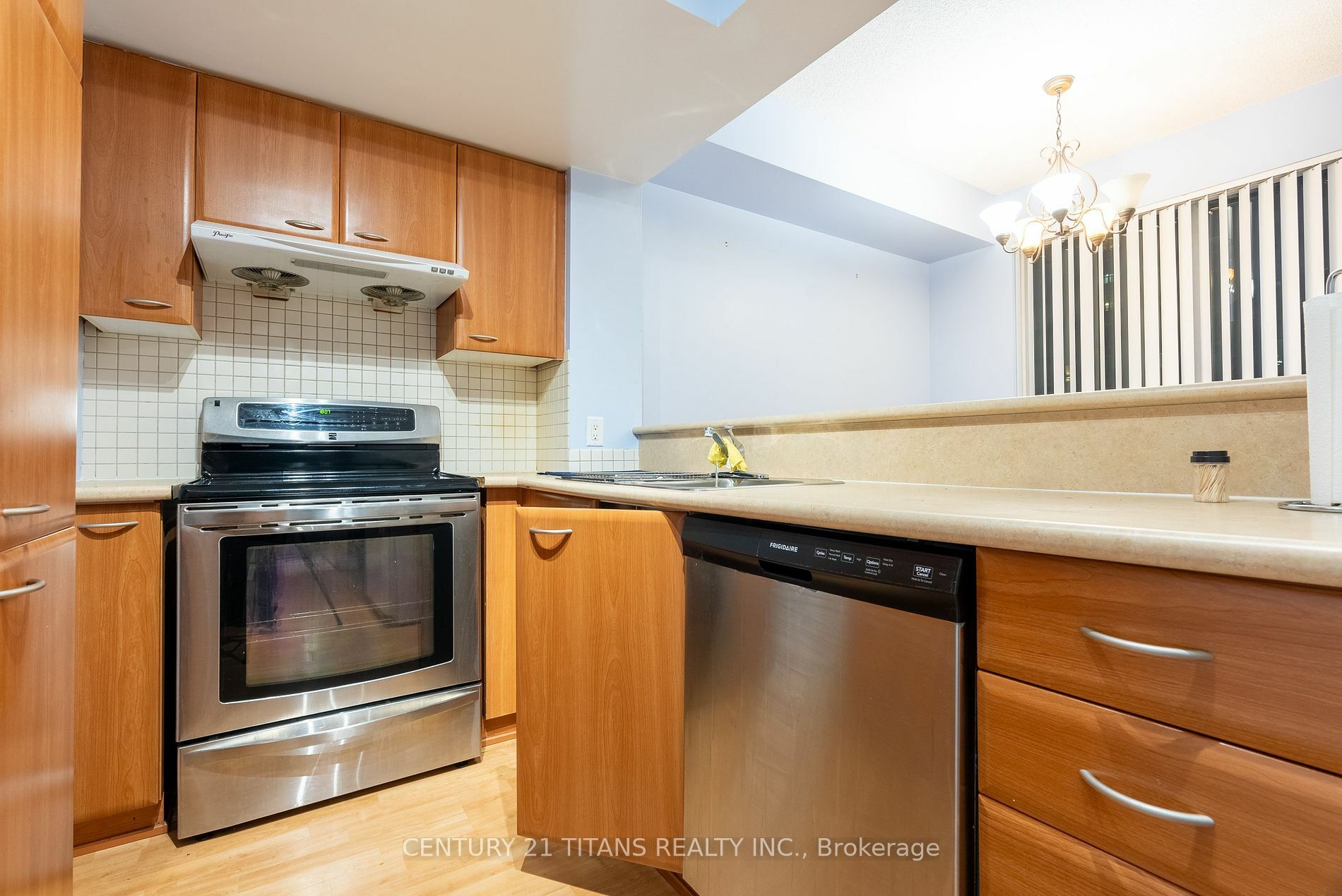 Property Photo:  38 Lee Centre Dr Th329  ON M1H 3J7 