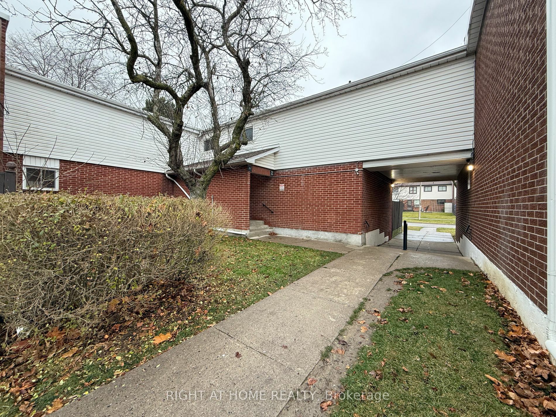 Property Photo:  1010 Glen St 71  ON L1J 6J2 