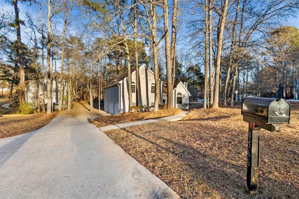 Property Photo:  9566 Lakeview Court  GA 30135 