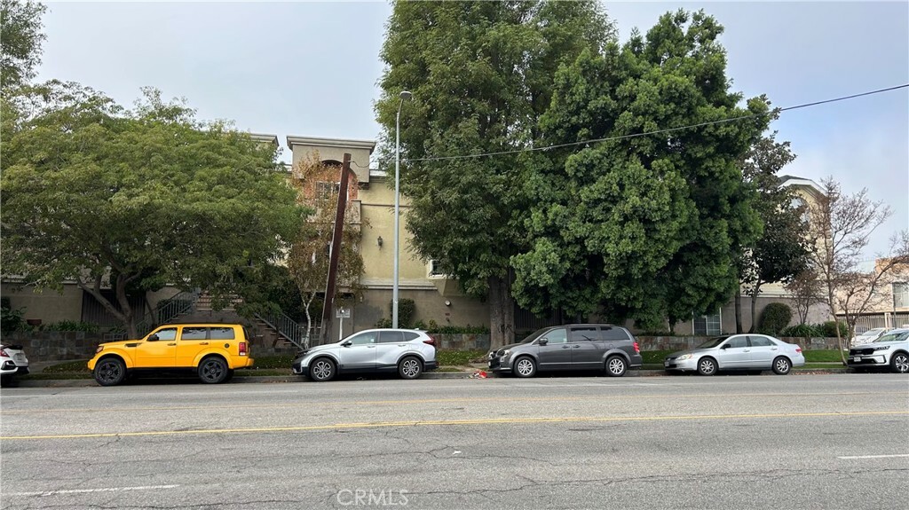 Property Photo:  7035 Woodley Avenue 102  CA 91406 