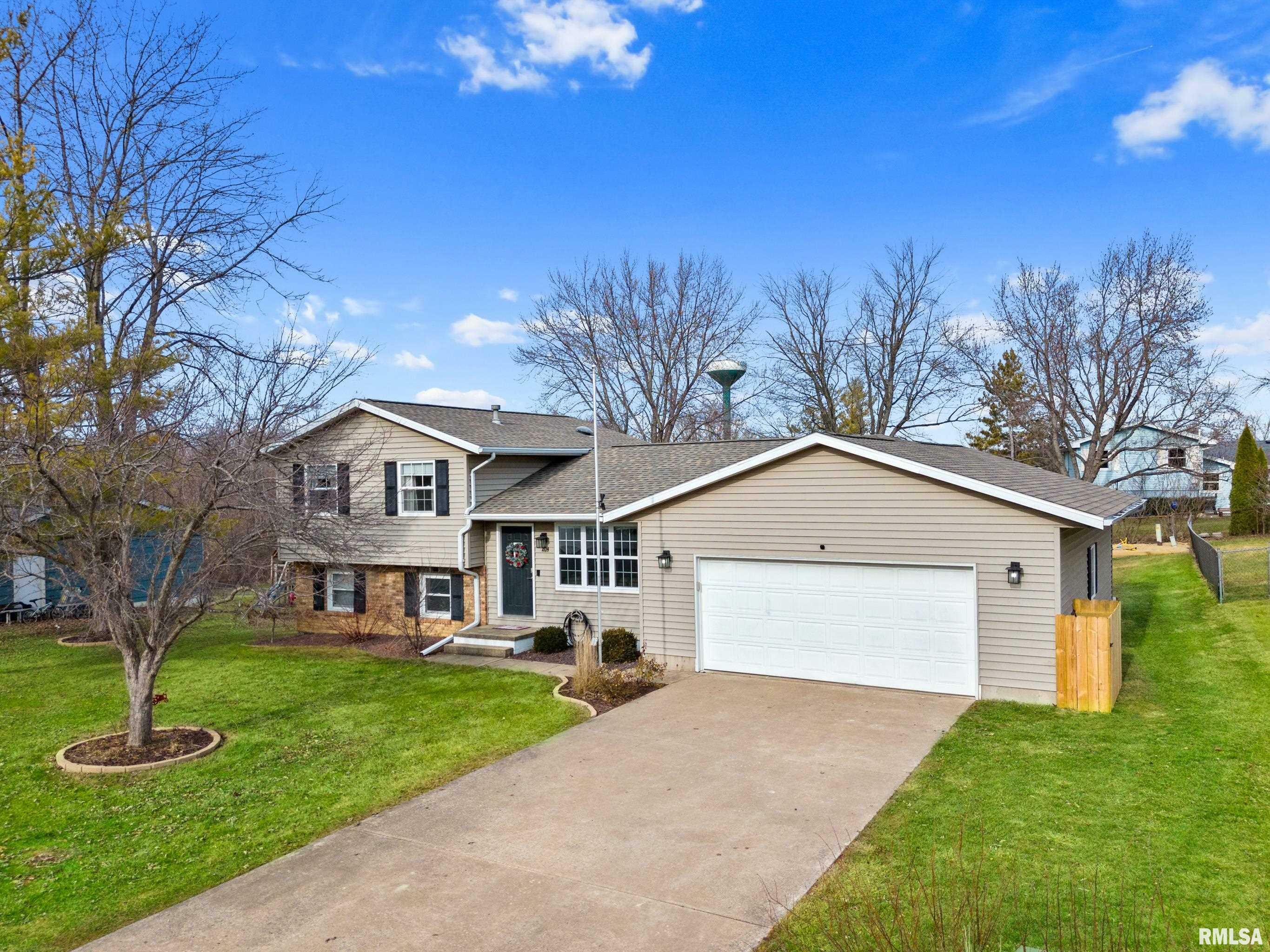 Property Photo:  204 Dennis Drive  IL 61530 