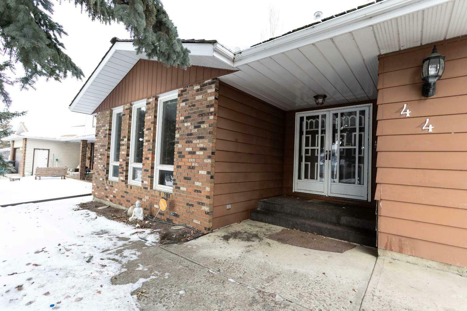 Property Photo:  44 Hill Crescent  AB T4N 6G4 