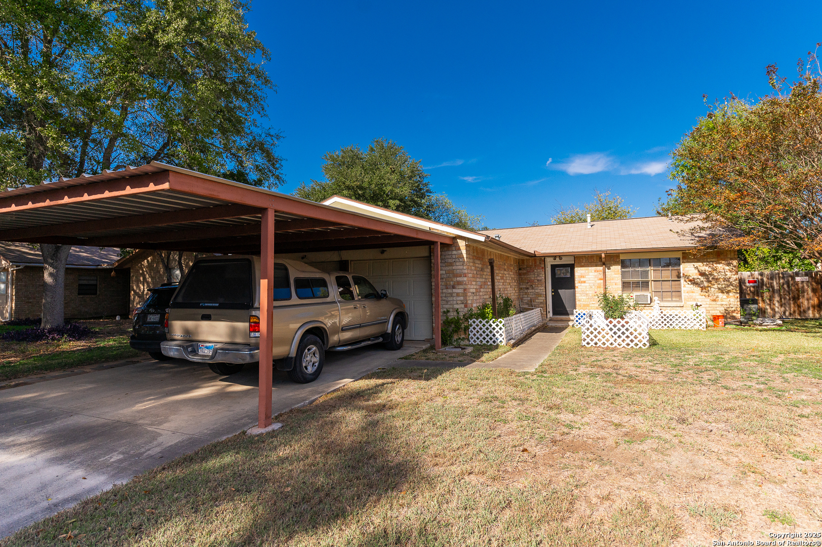 Property Photo:  401 Renee Dr  TX 78109 