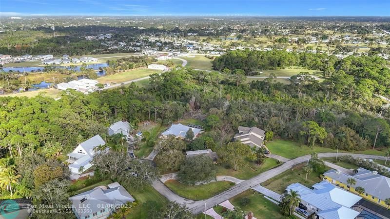 Property Photo: 1015 SE Kitching Cove Ln FL 34952