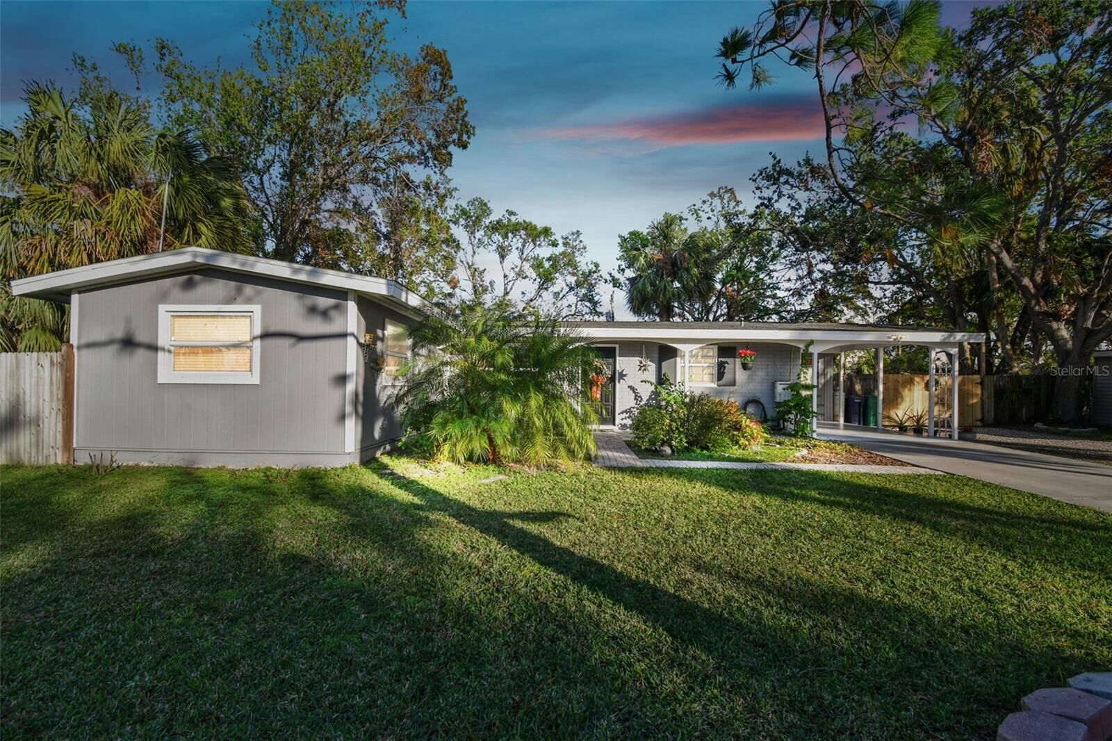 Property Photo: 1100 27th Avenue W FL 34221