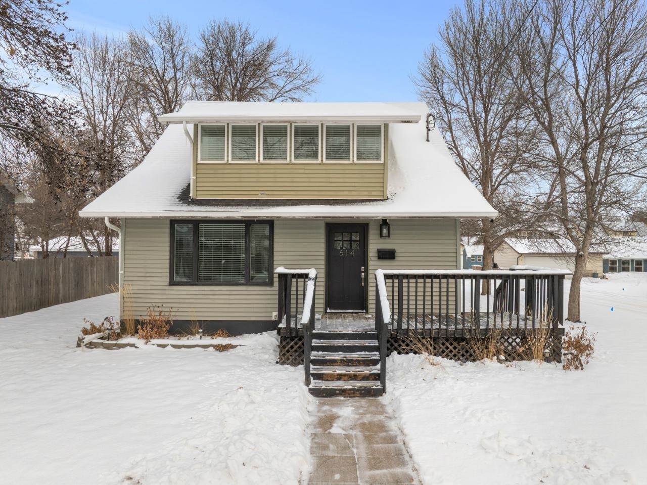 Property Photo: 614 1st Ave NW ND 58703