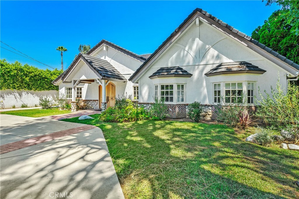 Property Photo:  23121 Califa Street  CA 91367 