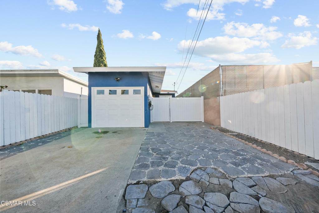 Property Photo:  2036 E Poppy Street  CA 90805 