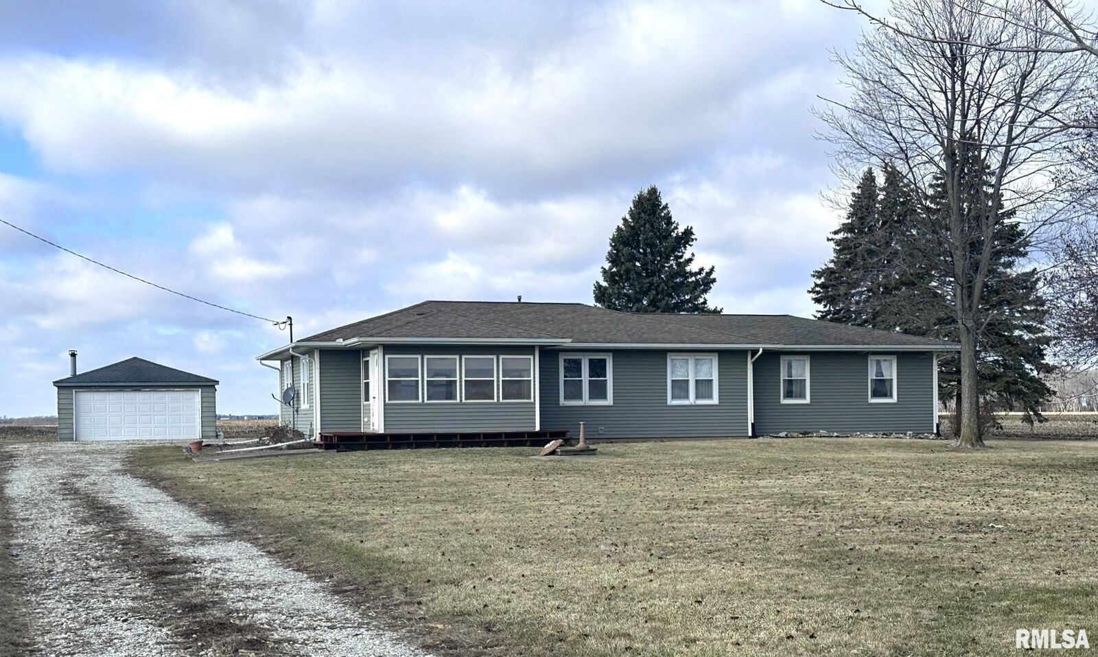 Property Photo: 1086 Il Route 41 IL 61401