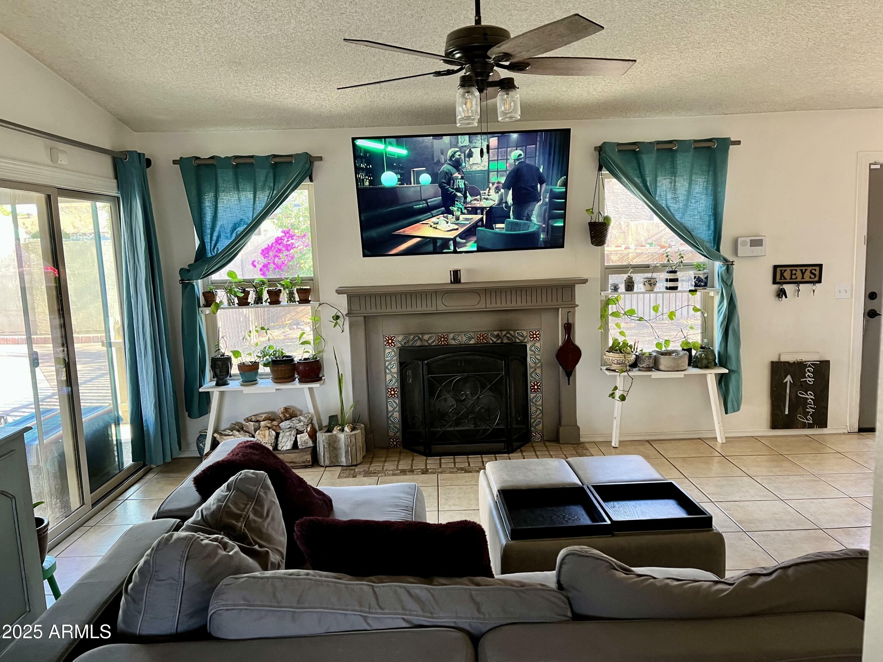Property Photo: 1424 E Kerry Lane AZ 85024
