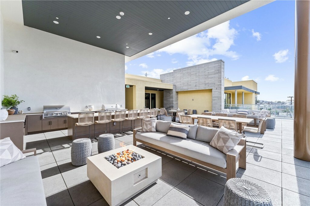 Property Photo: 414 Main Street 205 CA 92648
