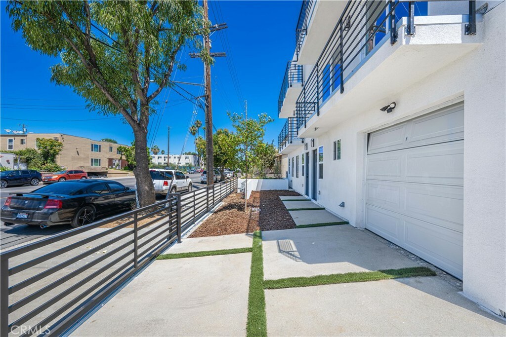 Property Photo:  6830 Hazeltine Avenue 3  CA 91405 