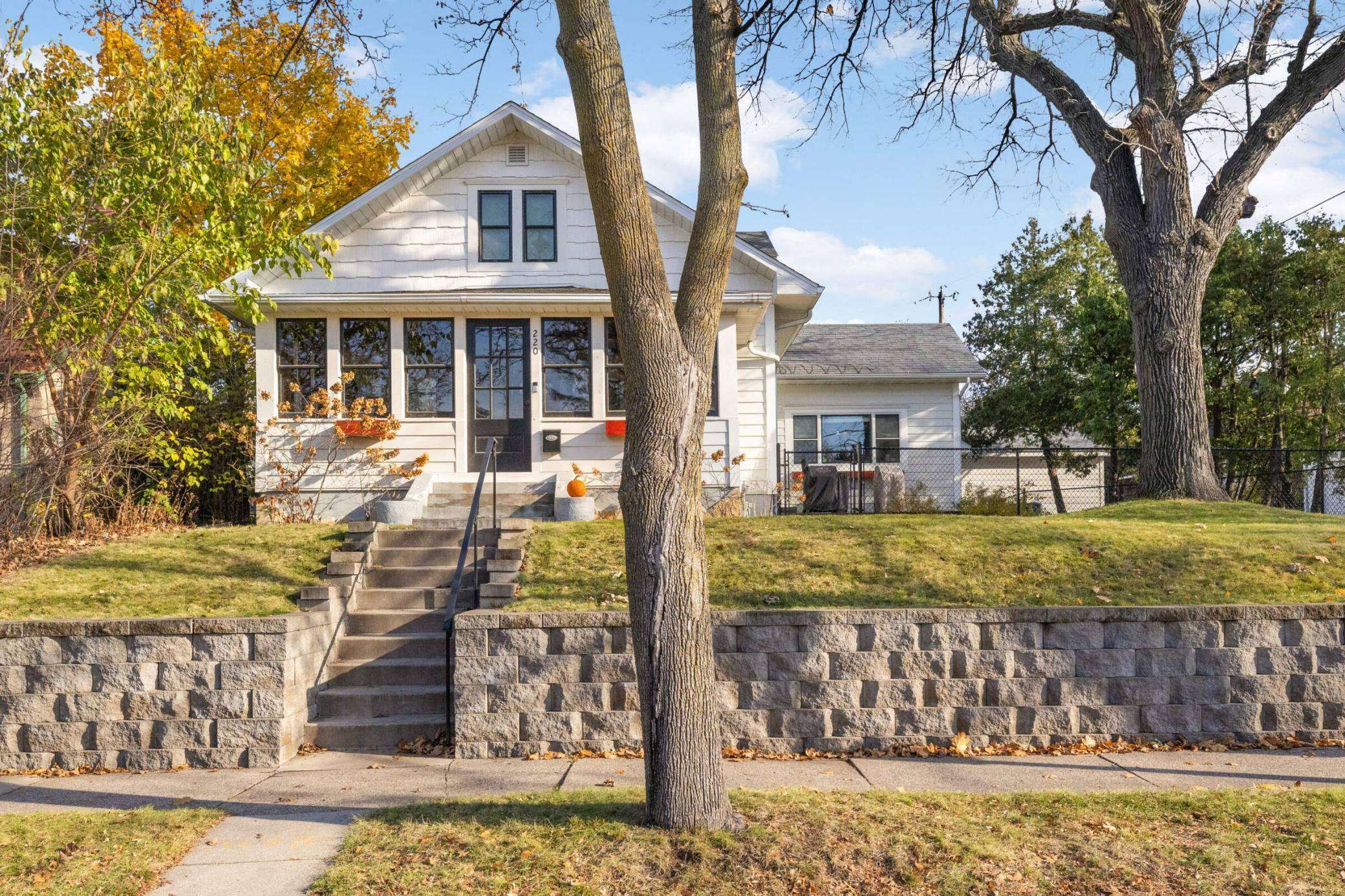 Property Photo:  220 Oak Grove Place  MN 55105 