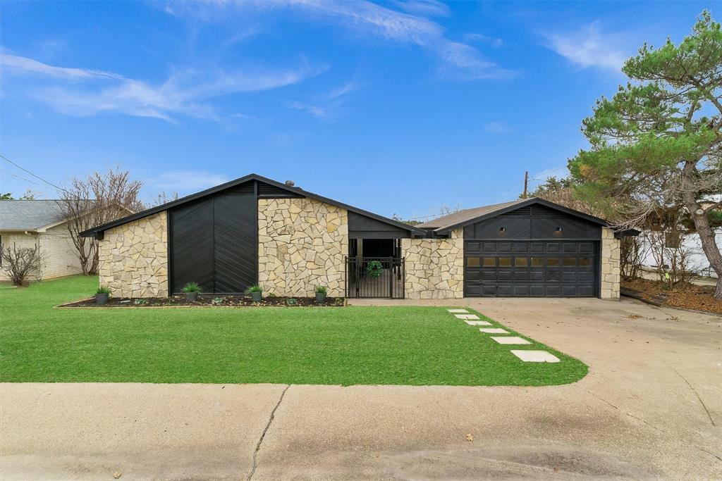 Property Photo:  5107 Fairway Circle  TX 76049 