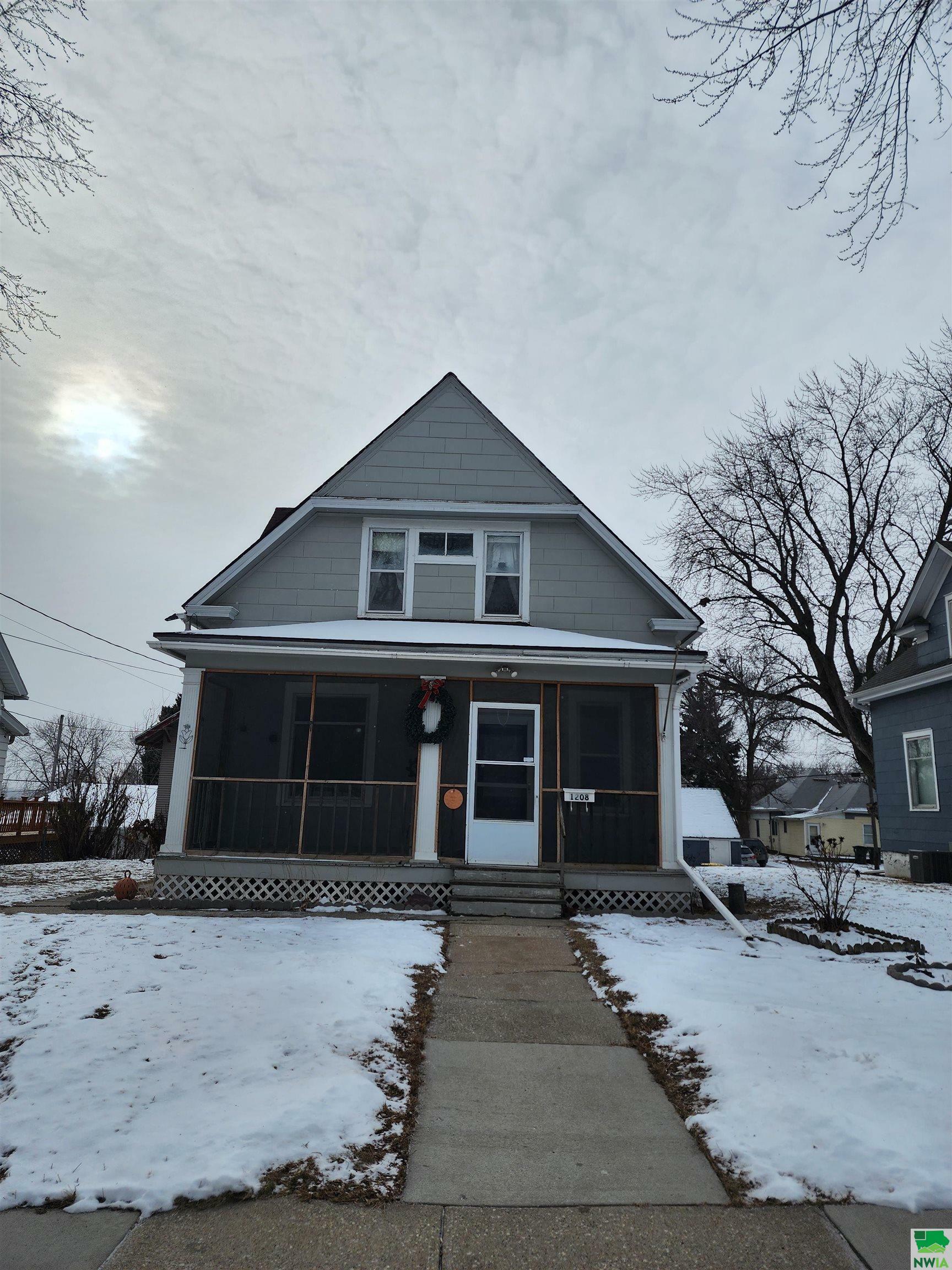 Property Photo:  1208 Hill Ave  IA 51104 