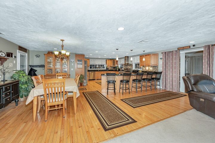 Property Photo: 6 Montclair Cir MA 01821