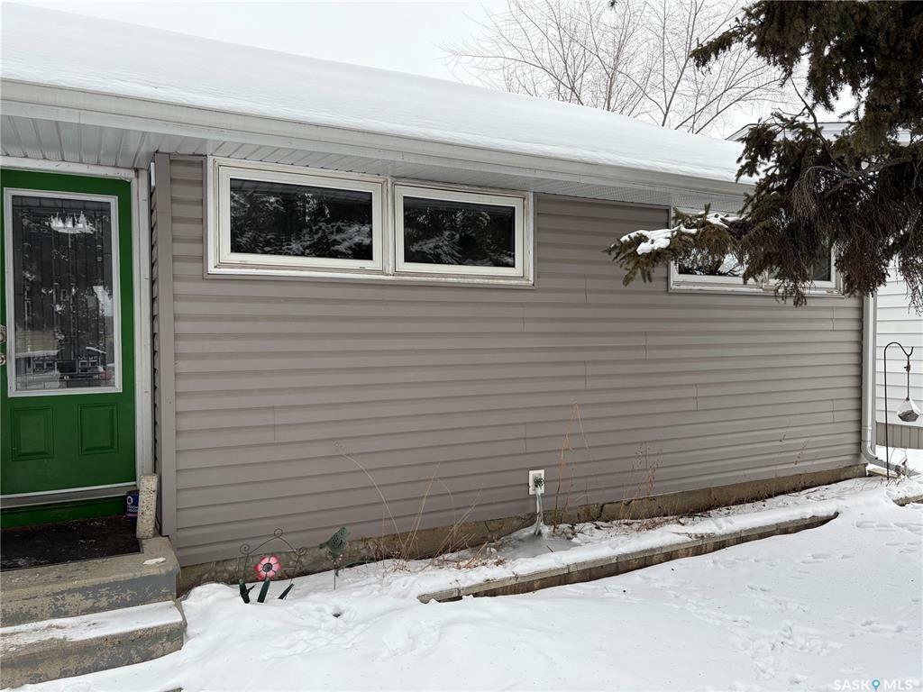 Property Photo:  2333 Clarence Avenue S  SK S7L 1L8 