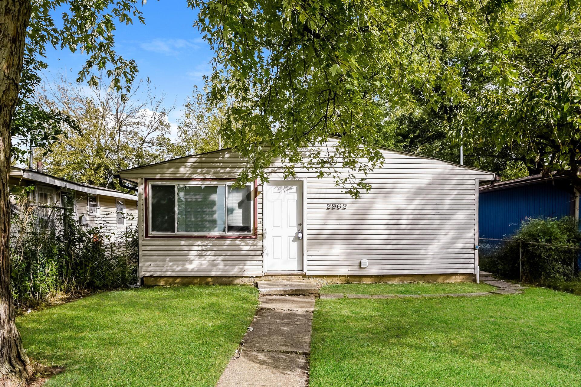 Property Photo: 2962 E 6th Avenue OH 43219