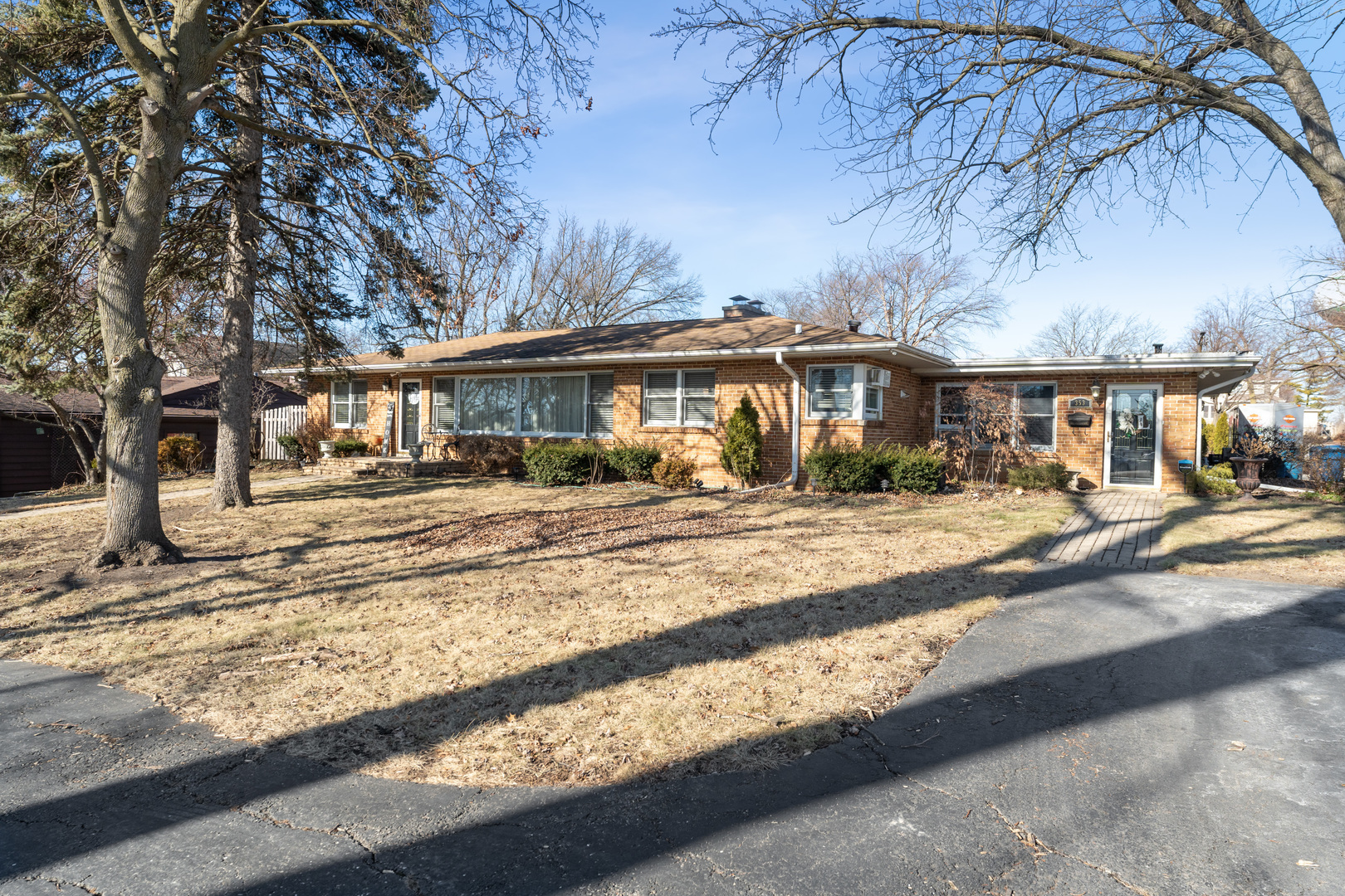 Property Photo:  353 E Butterfield Road  IL 60126 