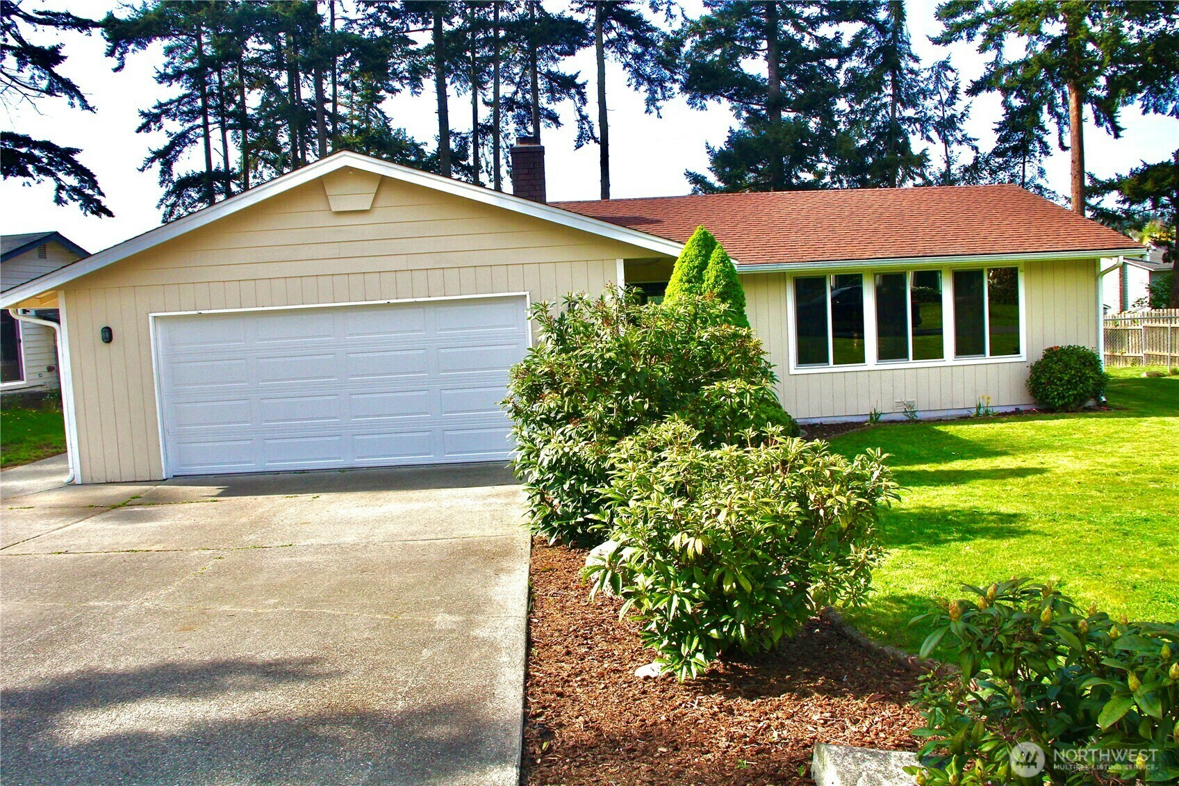 Property Photo: 2137 N Colonial Way WA 98277