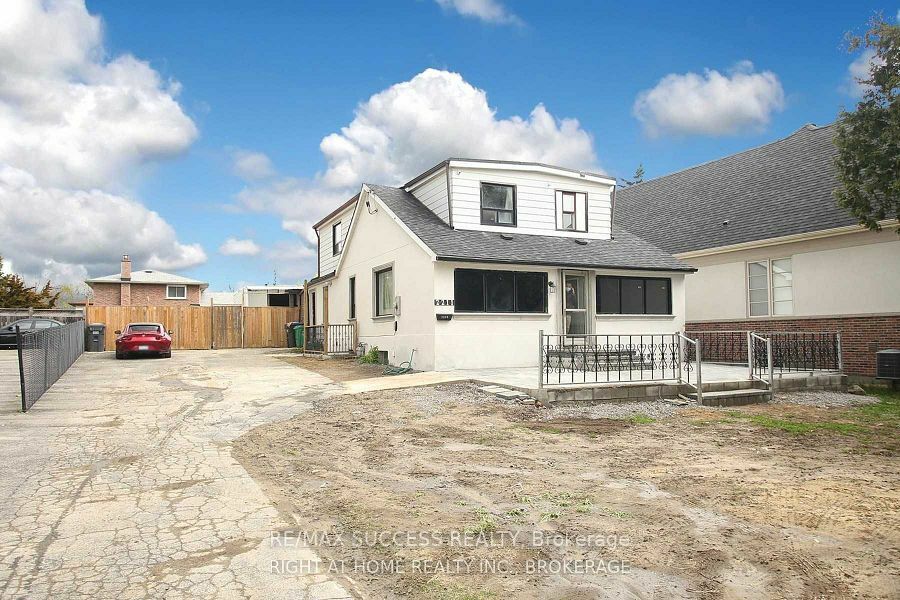 Property Photo:  2211 Camilla Rd  ON L5A 2K2 