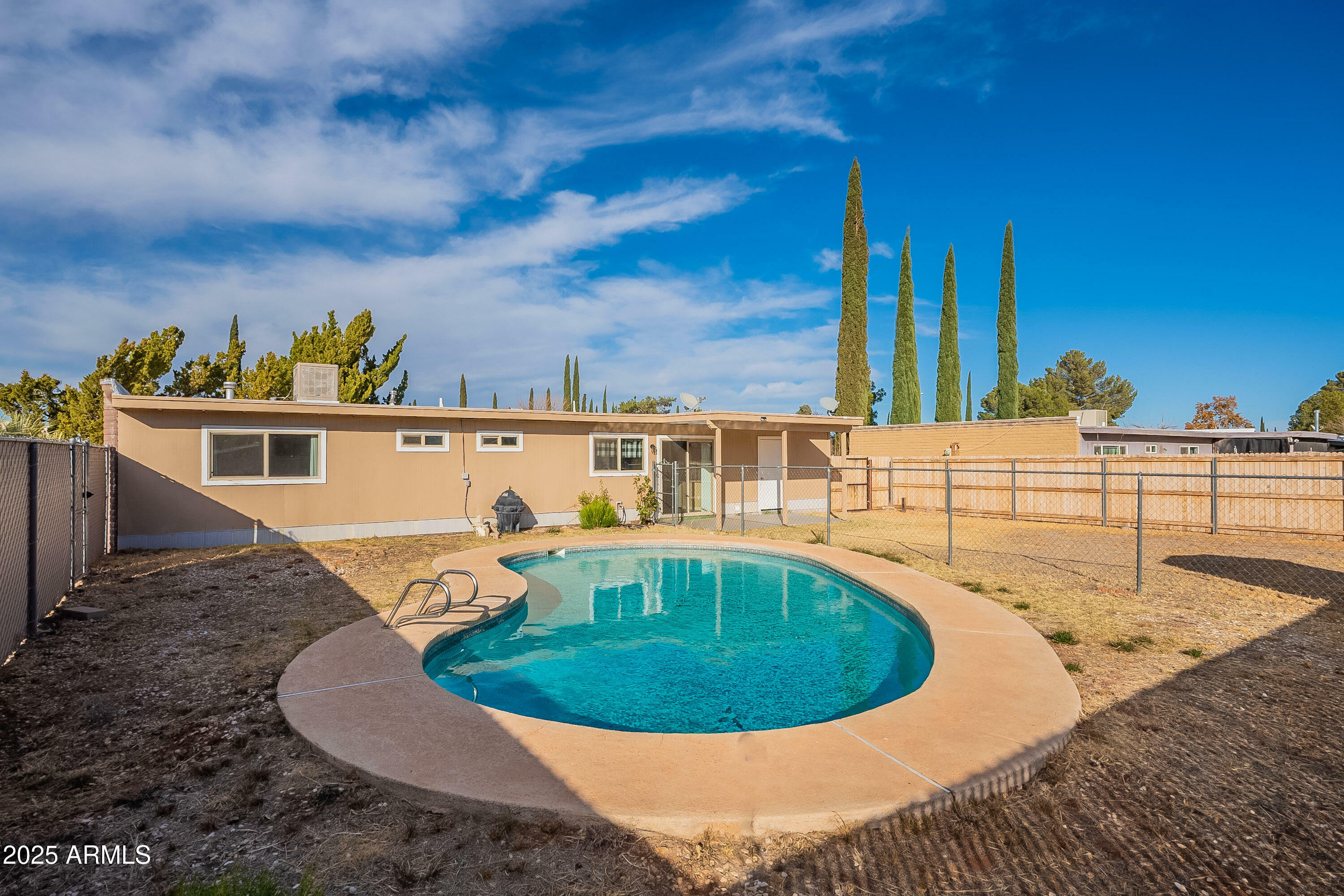 Property Photo:  908 E Mesquite Drive  AZ 85635 