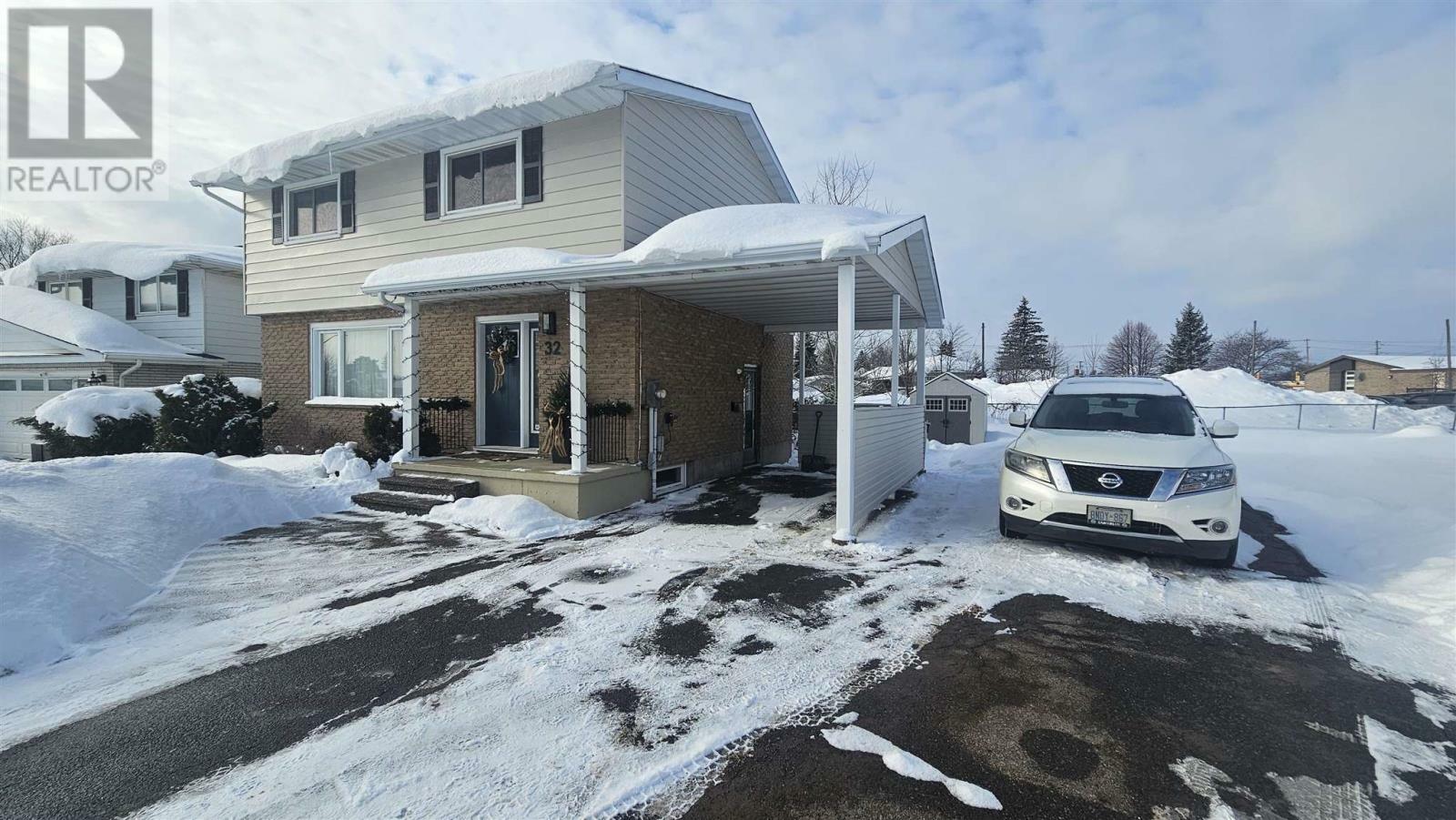 Property Photo:  32 Norden Cres  ON P6B 5T2 