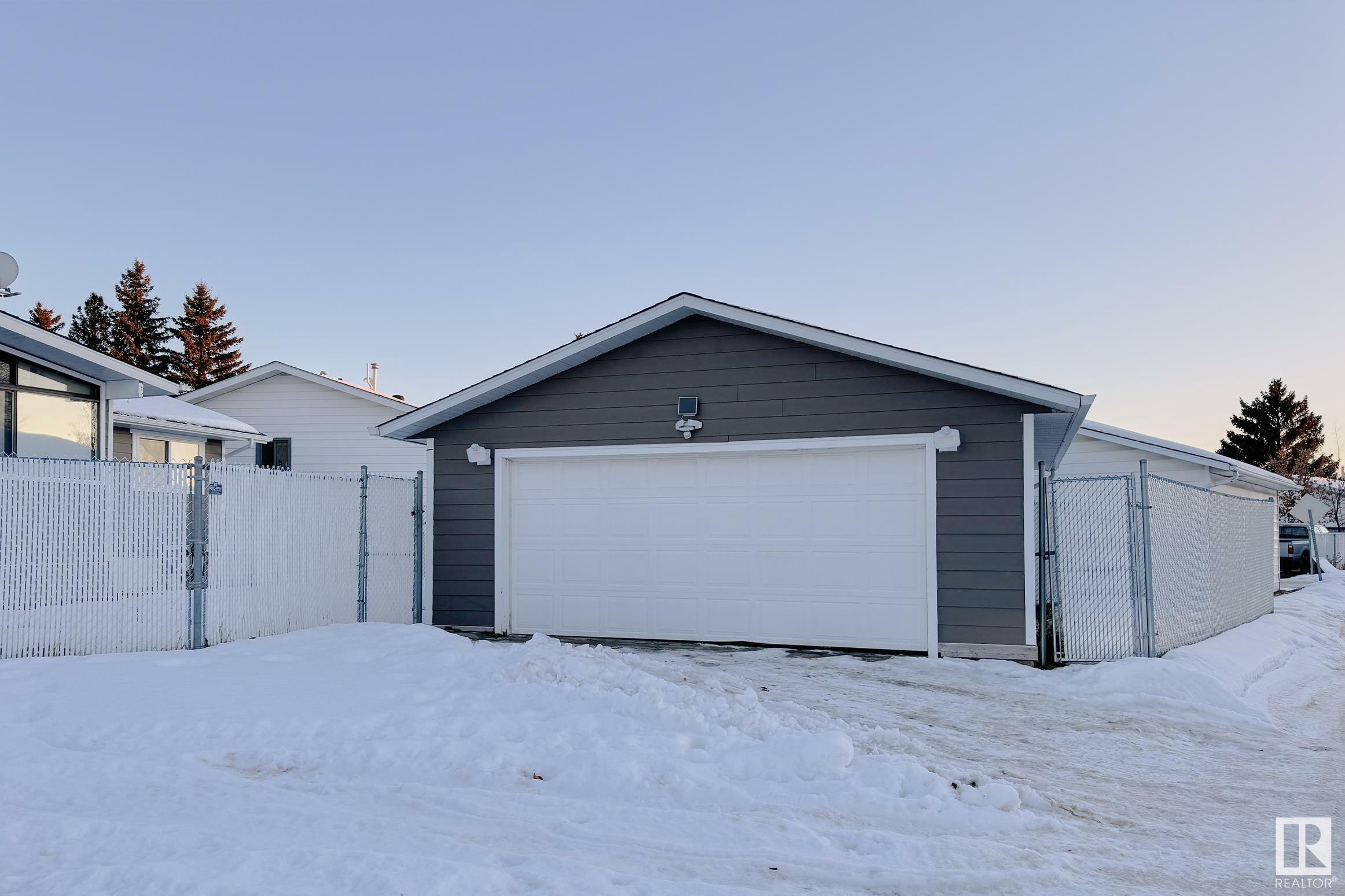 Photo de la propriété:  1139 Lakewood Road North NW  AB T6K 3A9 