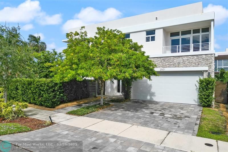 Property Photo:  2501 NE 18th St  FL 33305