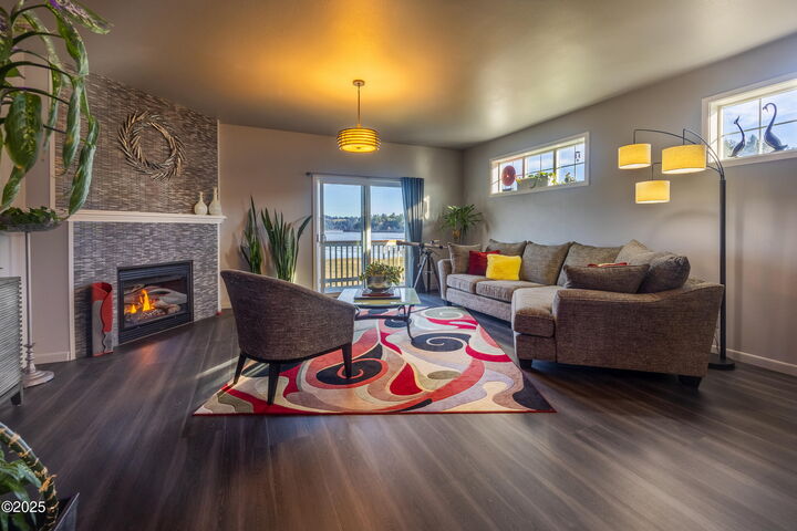 Property Photo:  475 SE 35th Street A-1  OR 97365 