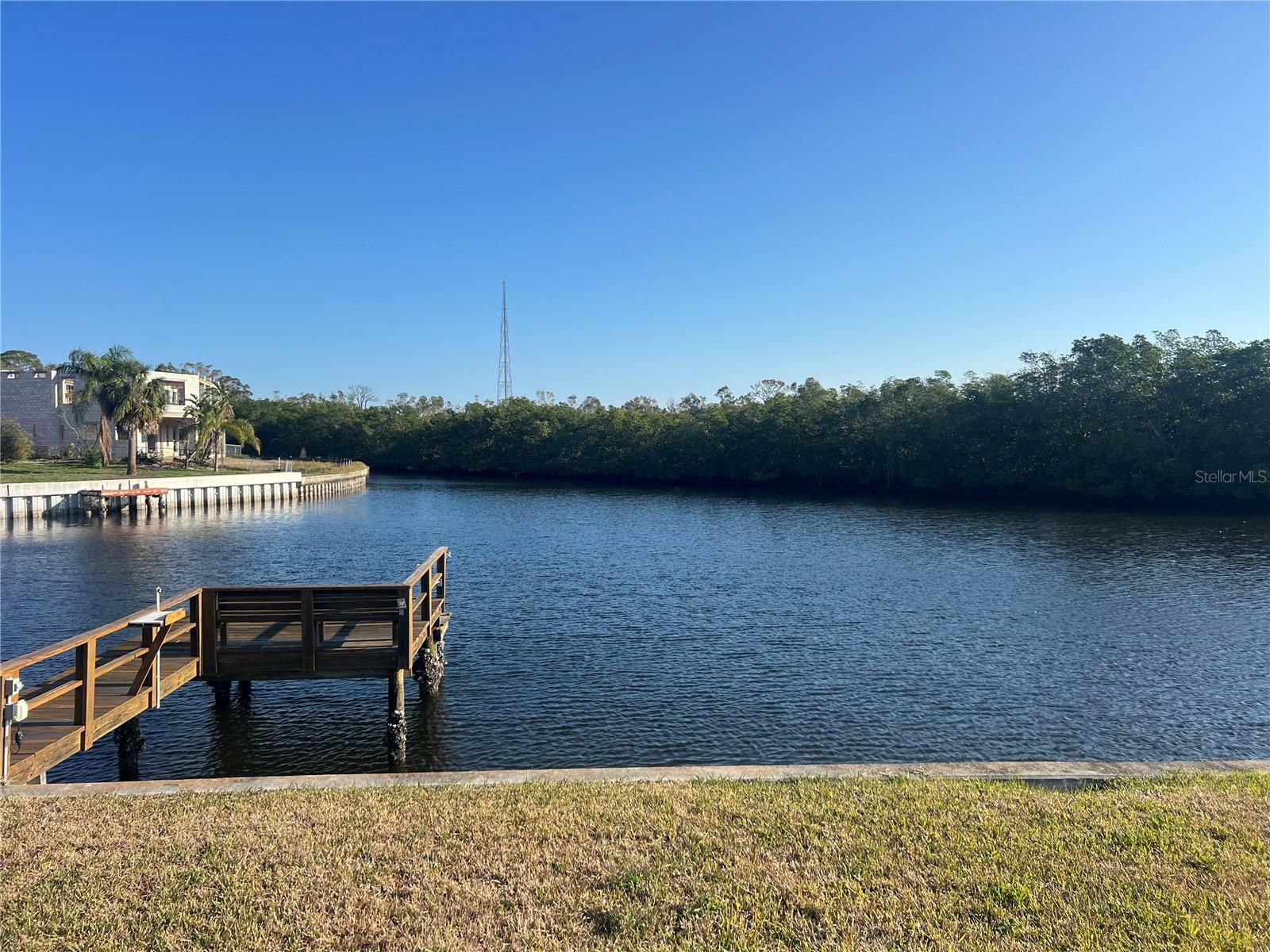 Property Photo:  9439 Sun Isle Drive NE  FL 33702 