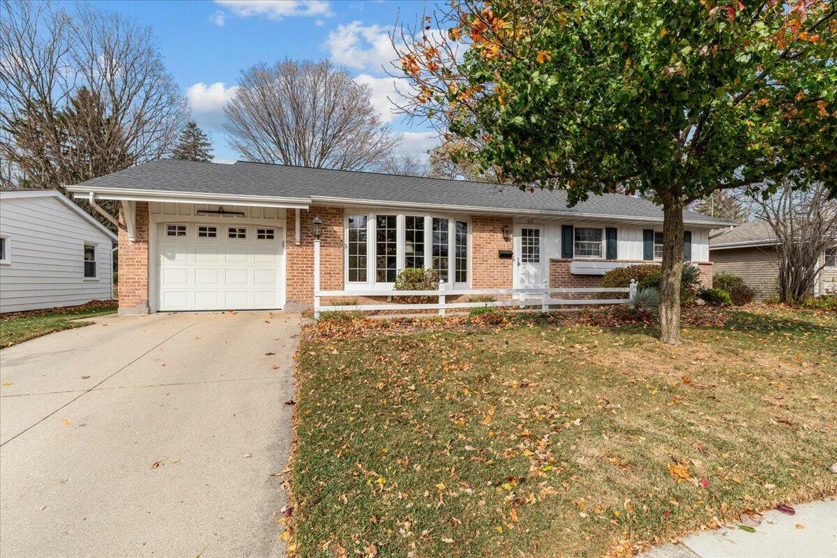 Property Photo:  812 Meadowbrook Dr  WI 53090 