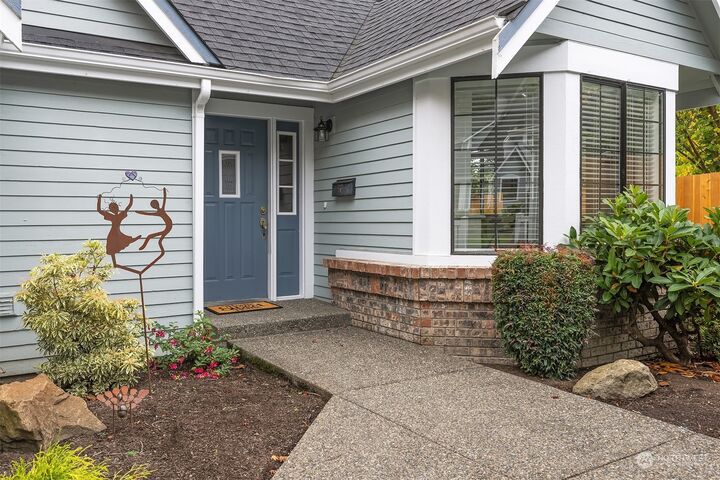 Property Photo:  10053  Wallingford Avenue N 10  WA 98133 