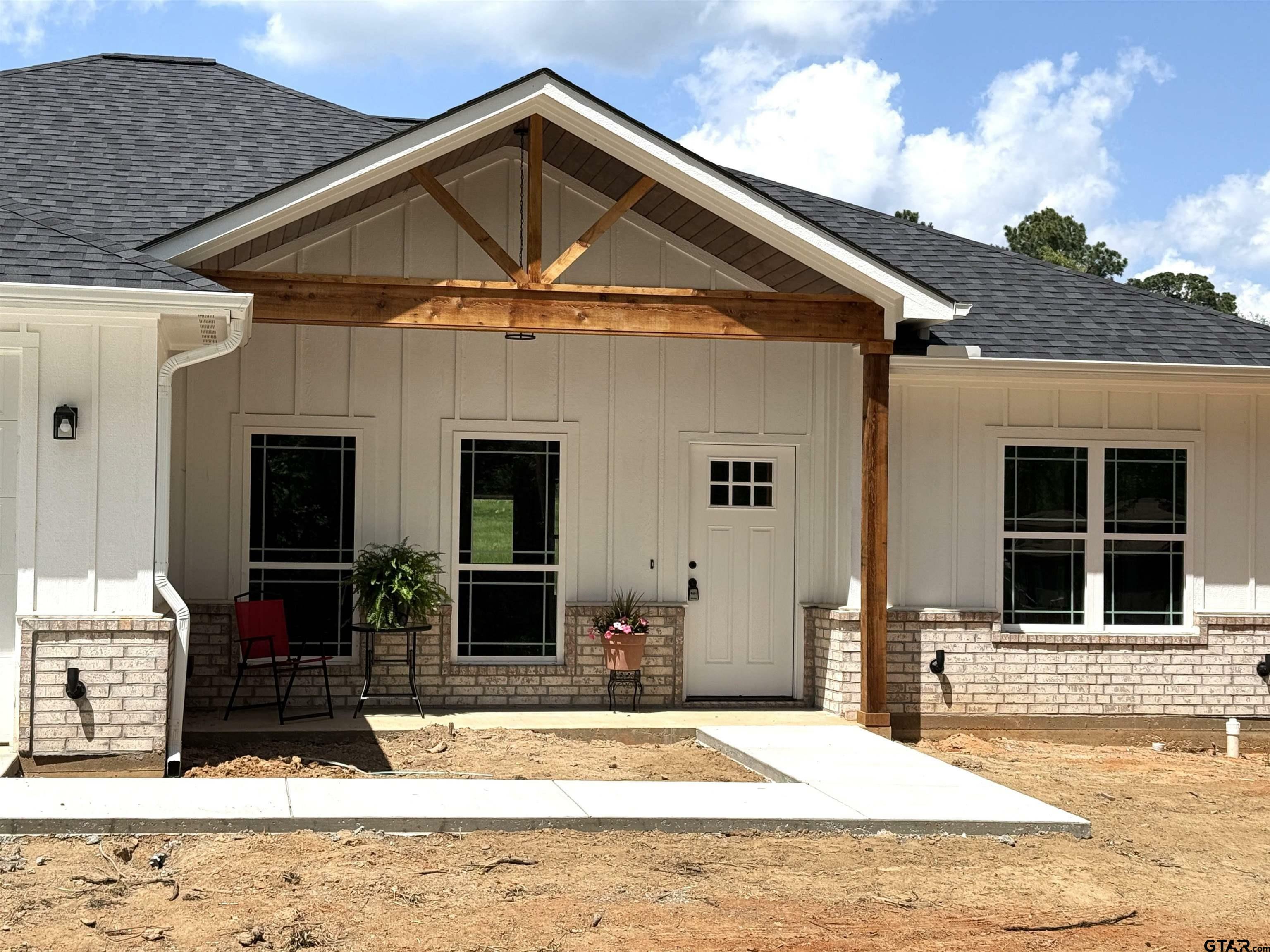 Property Photo: 901 E Bailey Avenue TX 75789