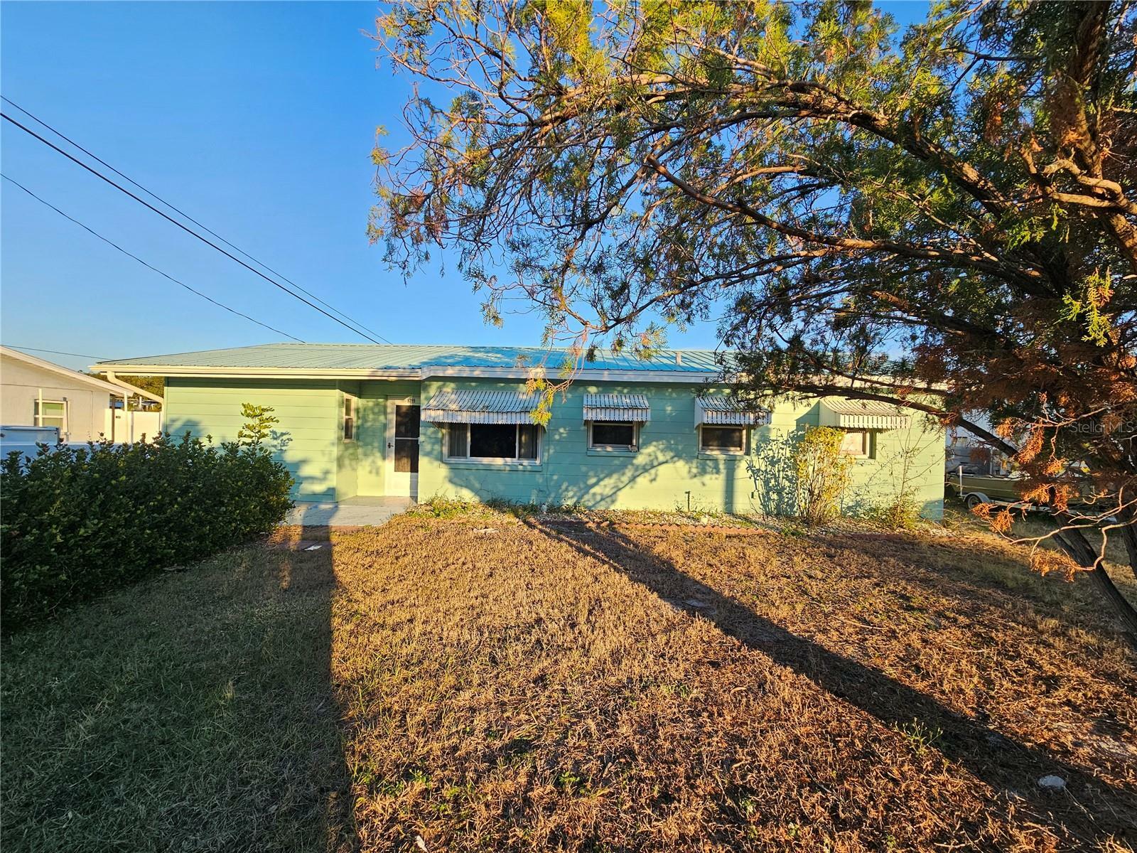 Property Photo:  9399 Sun Isle Drive NE  FL 33702 